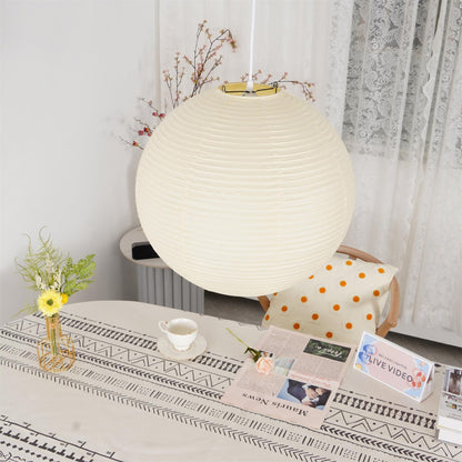 Élevez votre espace avec la lampe suspendue Akari A-Series – une chic lampe en papier japonaise présentant une esthétique minimaliste époustouflante