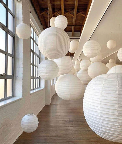 Élevez votre espace avec la lampe suspendue Akari A-Series – une chic lampe en papier japonaise présentant une esthétique minimaliste époustouflante