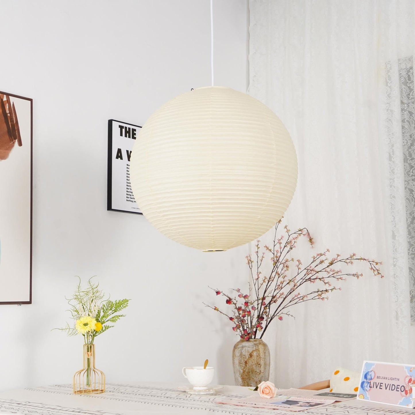 Élevez votre espace avec la lampe suspendue Akari A-Series – une chic lampe en papier japonaise présentant une esthétique minimaliste époustouflante