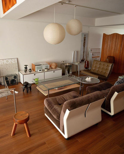 Élevez votre espace avec la lampe suspendue Akari A-Series – une chic lampe en papier japonaise présentant une esthétique minimaliste époustouflante