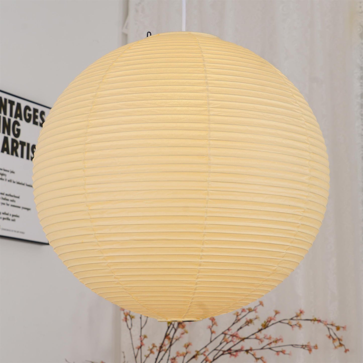 Élevez votre espace avec la lampe suspendue Akari A-Series – une chic lampe en papier japonaise présentant une esthétique minimaliste époustouflante
