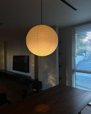 Élevez votre espace avec la lampe suspendue Akari A-Series – une chic lampe en papier japonaise présentant une esthétique minimaliste époustouflante
