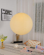 Élevez votre espace avec la lampe suspendue Akari A-Series – une chic lampe en papier japonaise présentant une esthétique minimaliste époustouflante