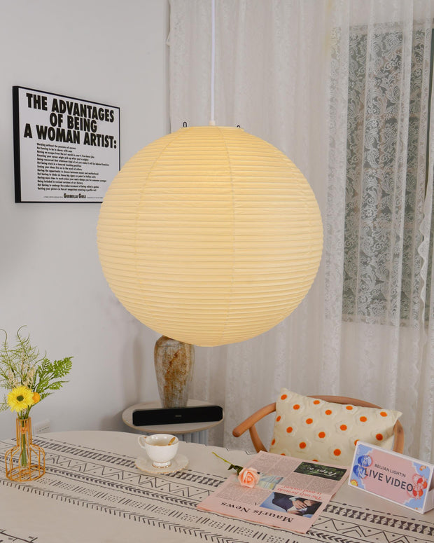Élevez votre espace avec la lampe suspendue Akari A-Series – une chic lampe en papier japonaise présentant une esthétique minimaliste époustouflante
