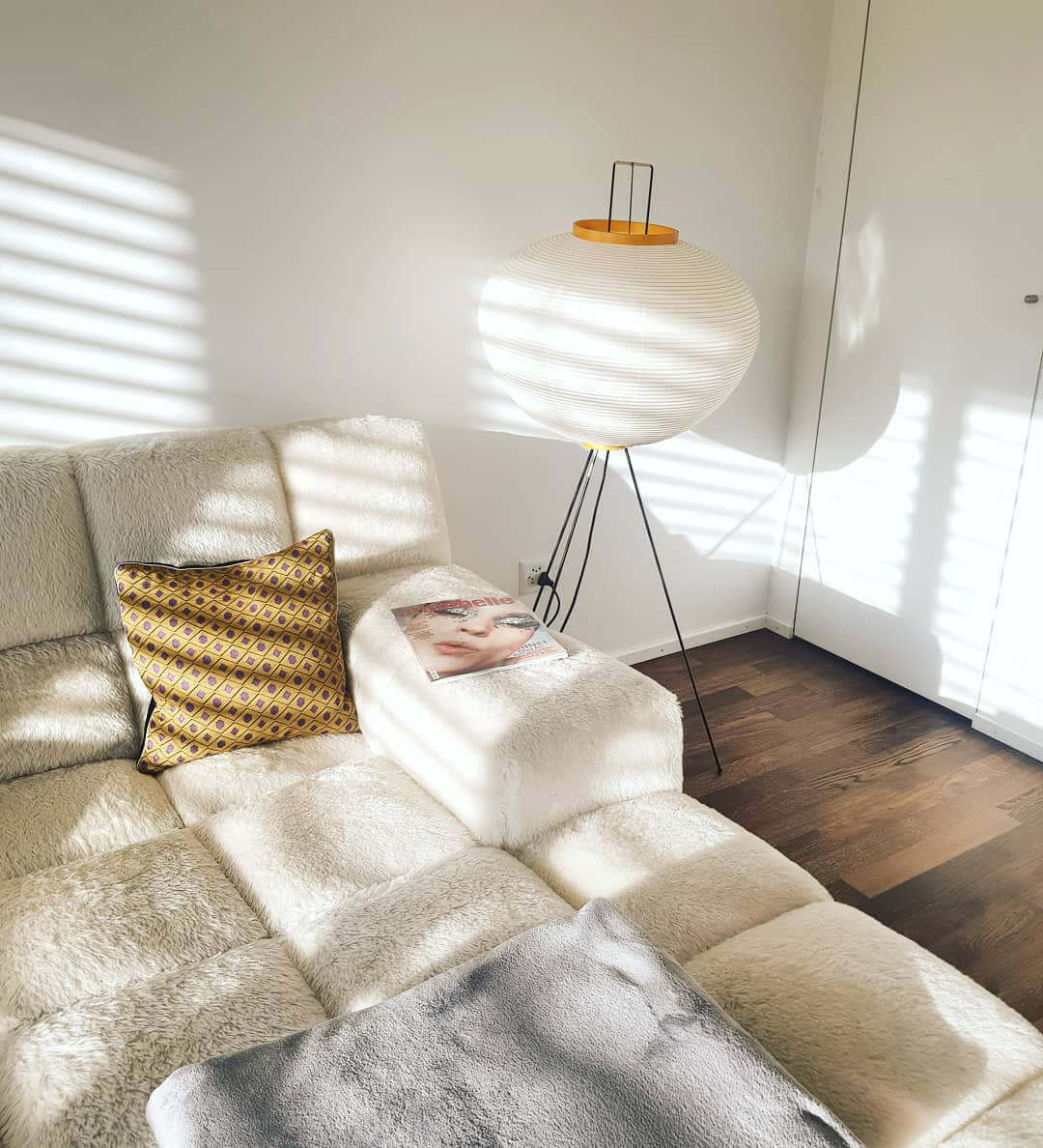 Lampadaire en papier de riz élégant – Éclairage sleek et stylé pour votre salon et votre chambre à coucher