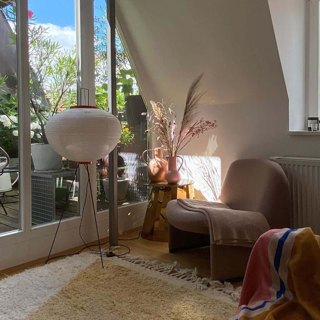 Lampadaire en papier de riz élégant – Éclairage sleek et stylé pour votre salon et votre chambre à coucher