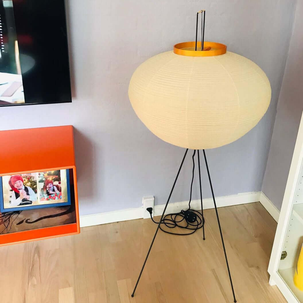 Lampadaire en papier de riz élégant – Éclairage sleek et stylé pour votre salon et votre chambre à coucher