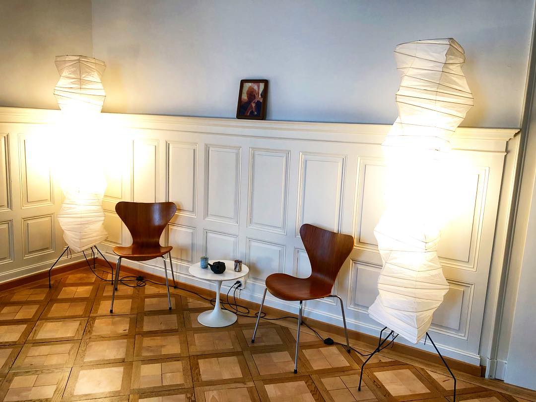 Lampadaire en papier de riz élégant – Éclairage sleek et stylé pour votre salon et votre chambre à coucher