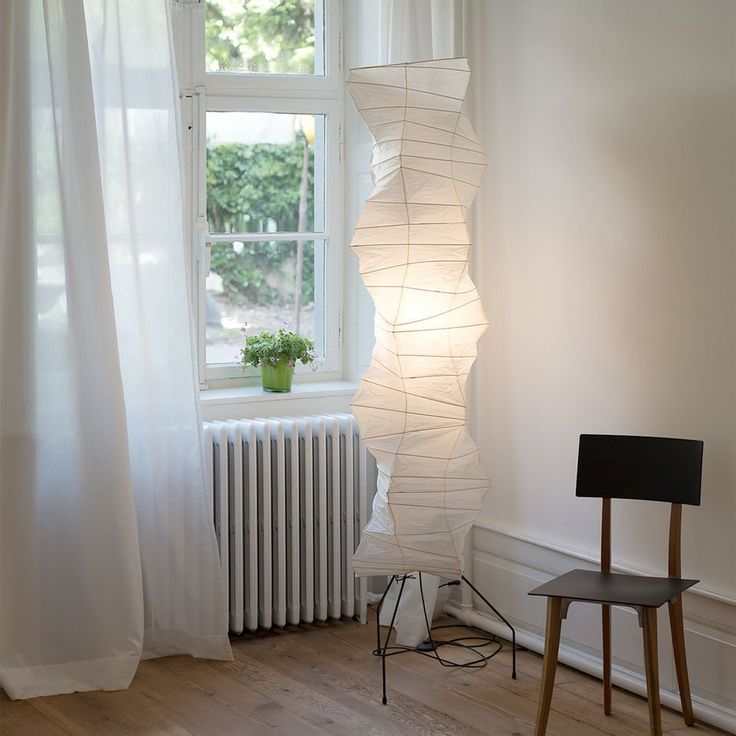 Lampadaire en papier de riz élégant – Éclairage sleek et stylé pour votre salon et votre chambre à coucher