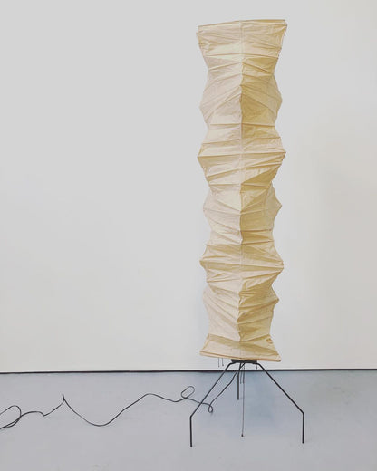 Lampadaire en papier de riz élégant – Éclairage sleek et stylé pour votre salon et votre chambre à coucher