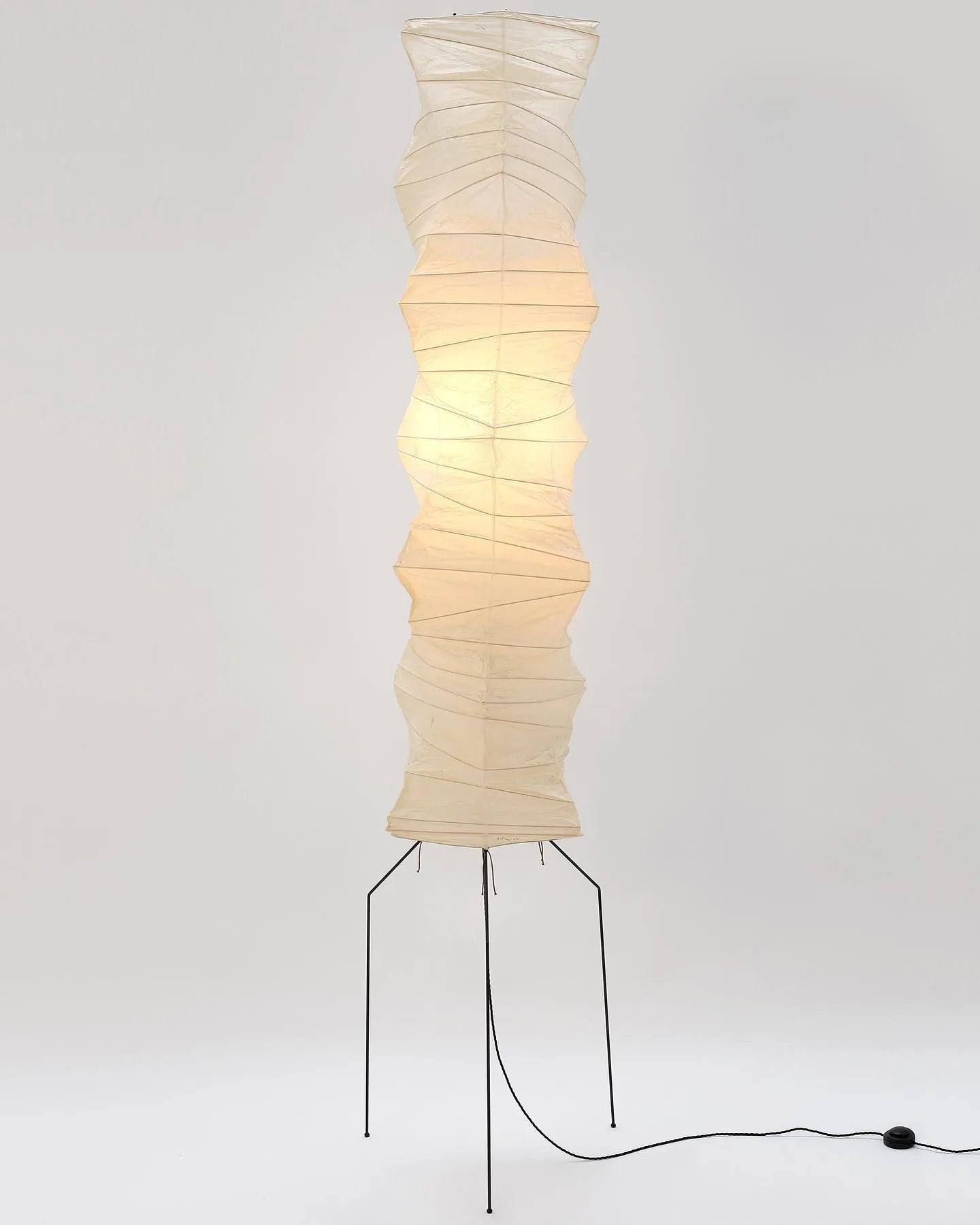 Lampadaire en papier de riz élégant – Éclairage sleek et stylé pour votre salon et votre chambre à coucher