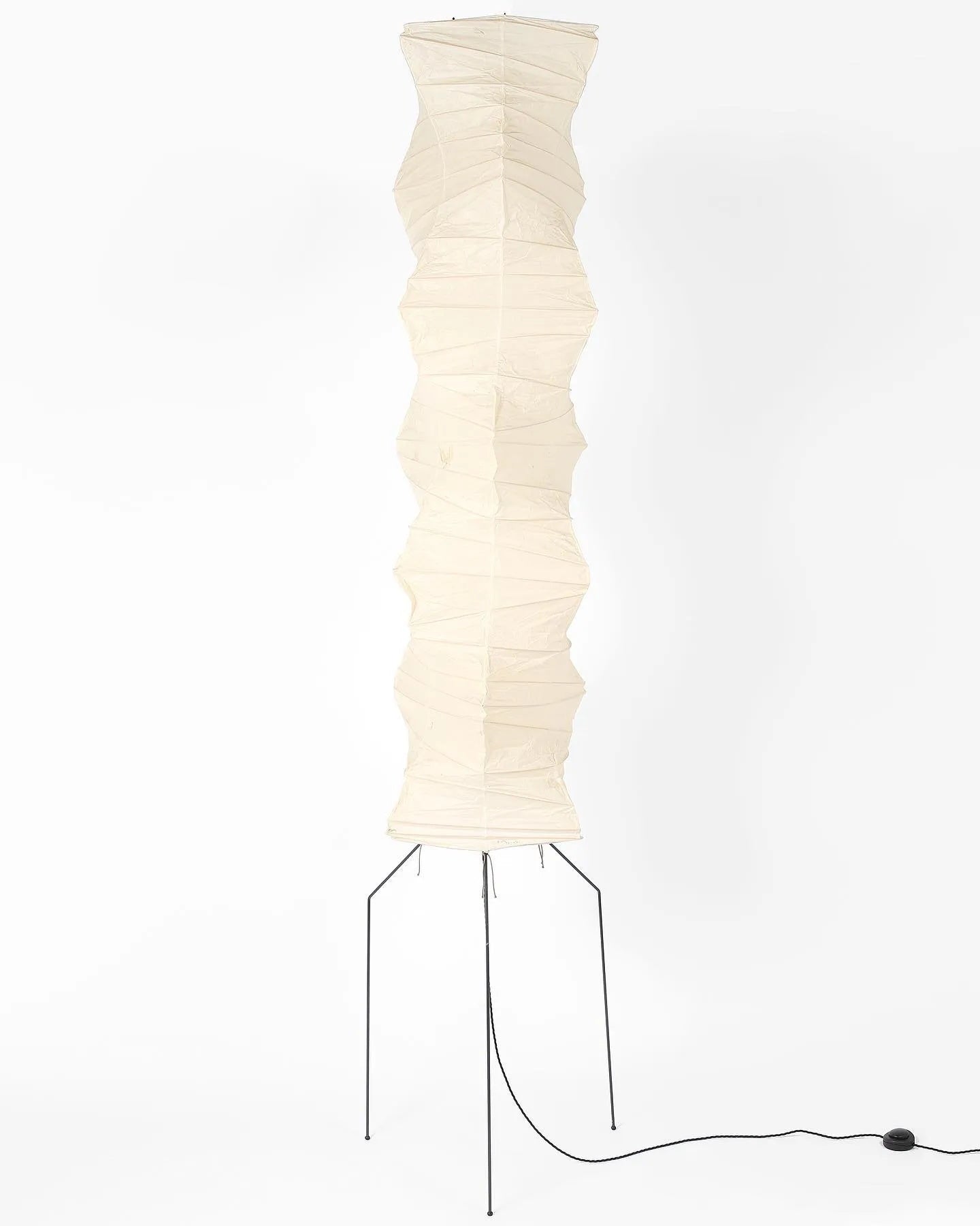 Lampadaire en papier de riz élégant – Éclairage sleek et stylé pour votre salon et votre chambre à coucher