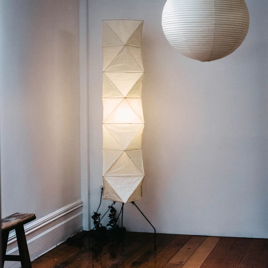 Lampadaire en papier de riz élégant – Éclairage sleek et stylé pour votre salon et votre chambre à coucher