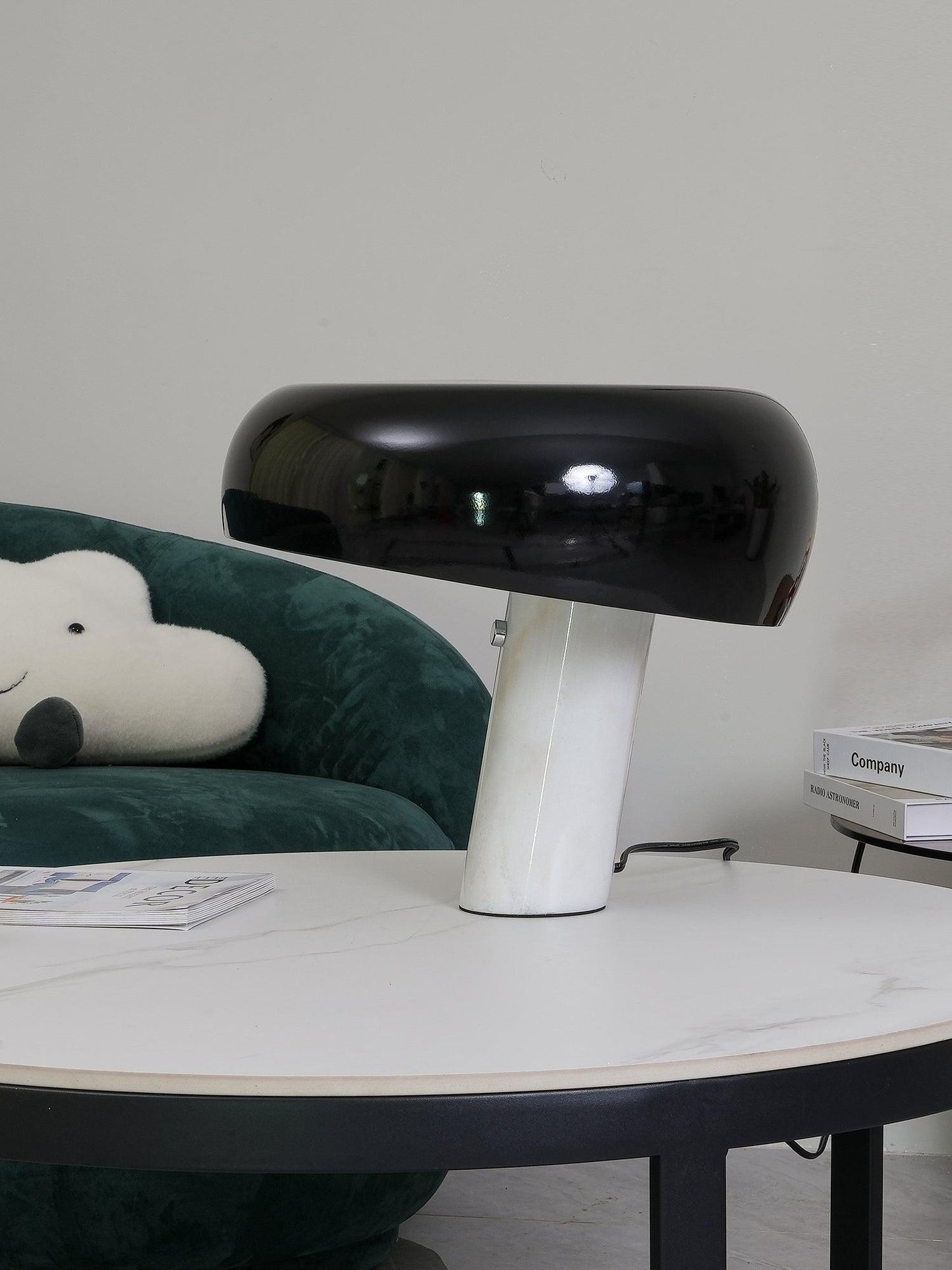 Verfijnde tafellamp van Carrara-marmer en metaal met modern LED-ontwerp