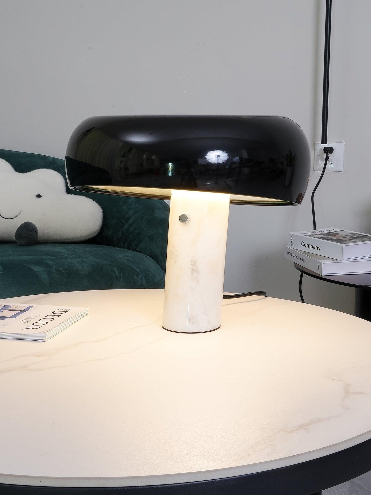 Verfijnde tafellamp van Carrara-marmer en metaal met modern LED-ontwerp