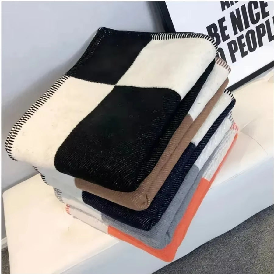 Découvrez l'élégance de la couverture en cachemire et laine LuxeChaleur – Votre plaid de luxe doux et élégant