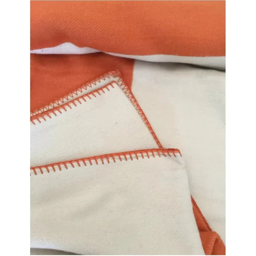 Découvrez l'élégance de la couverture en cachemire et laine LuxeChaleur – Votre plaid de luxe doux et élégant