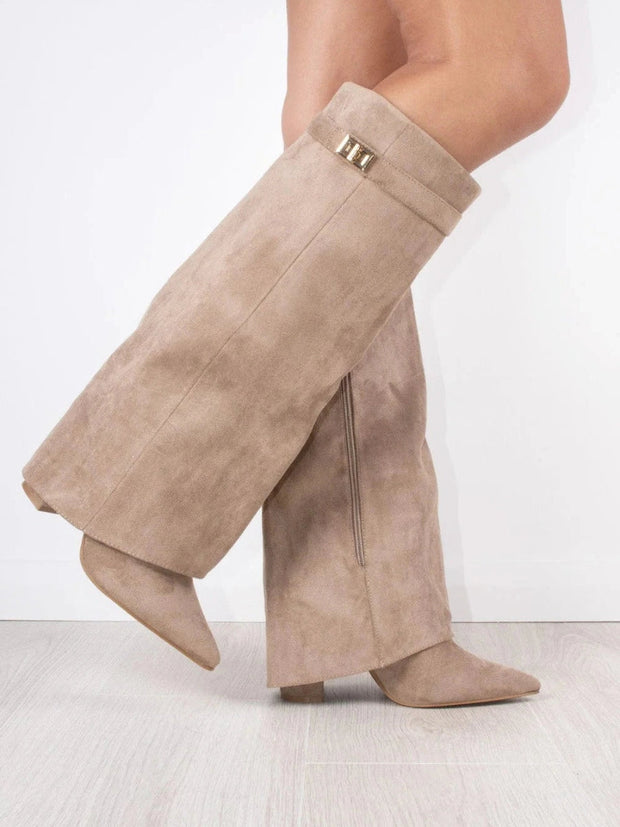Elegant Suede Ankle Boots with Golden Closure – Comfort and Style for All Occasions
