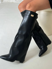 Elegant Suede Ankle Boots with Golden Closure – Comfort and Style for All Occasions