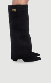 Elegant Suede Ankle Boots with Golden Closure – Comfort and Style for All Occasions