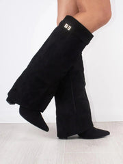 Elegant Suede Ankle Boots with Golden Closure – Comfort and Style for All Occasions