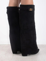 Elegant Suede Ankle Boots with Golden Closure – Comfort and Style for All Occasions