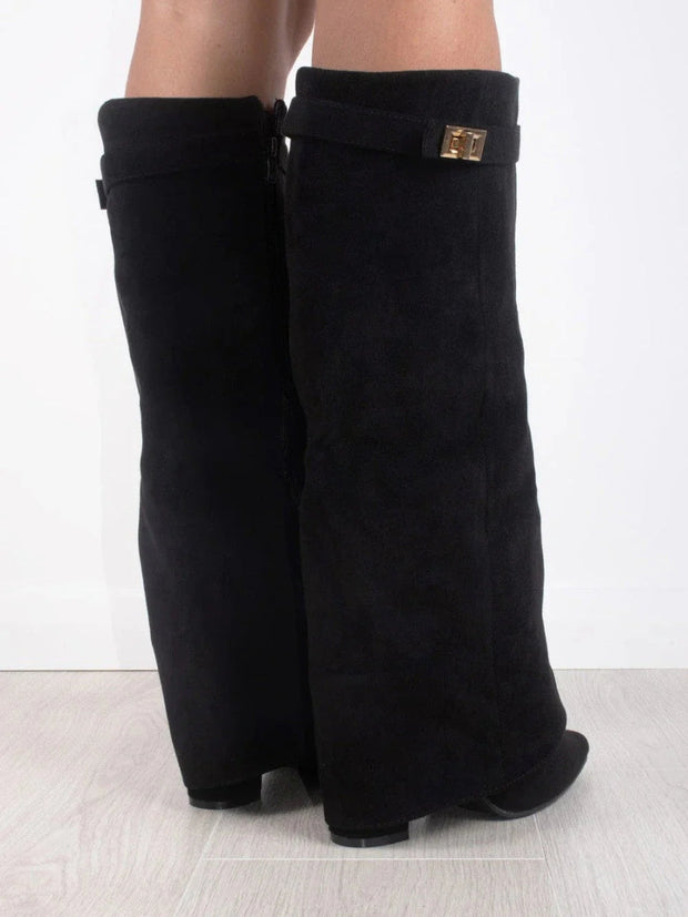 Elegant Suede Ankle Boots with Golden Closure – Comfort and Style for All Occasions
