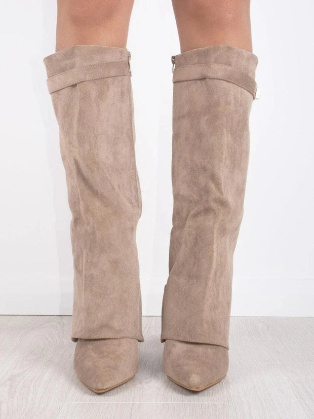 Elegant Suede Ankle Boots with Golden Closure – Comfort and Style for All Occasions