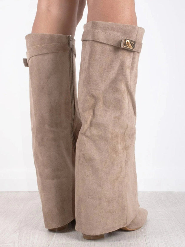 Elegant Suede Ankle Boots with Golden Closure – Comfort and Style for All Occasions