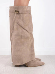 Elegant Suede Ankle Boots with Golden Closure – Comfort and Style for All Occasions
