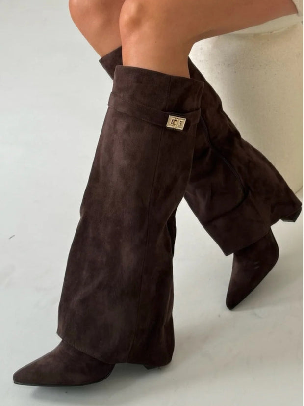 Elegant Suede Ankle Boots with Golden Closure – Comfort and Style for All Occasions