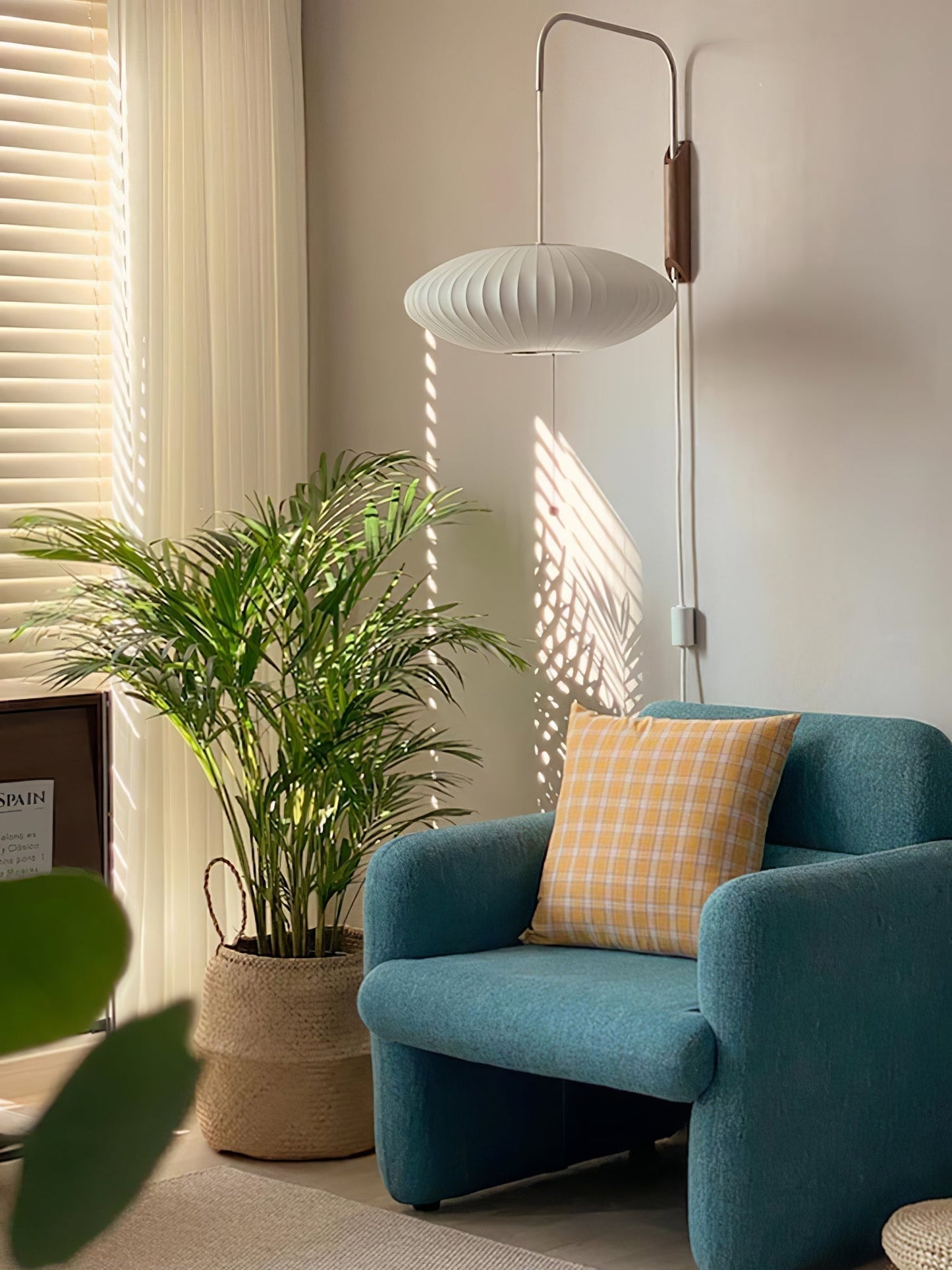 Vägglampa Nelson – Elegant modern design från 1950-talet med valnötsträ och metall