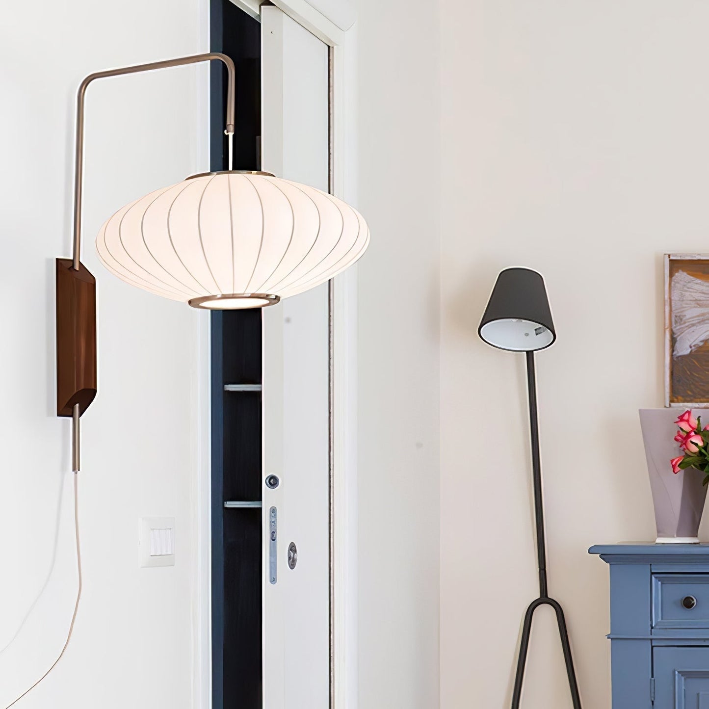 Vägglampa Nelson – Elegant modern design från 1950-talet med valnötsträ och metall