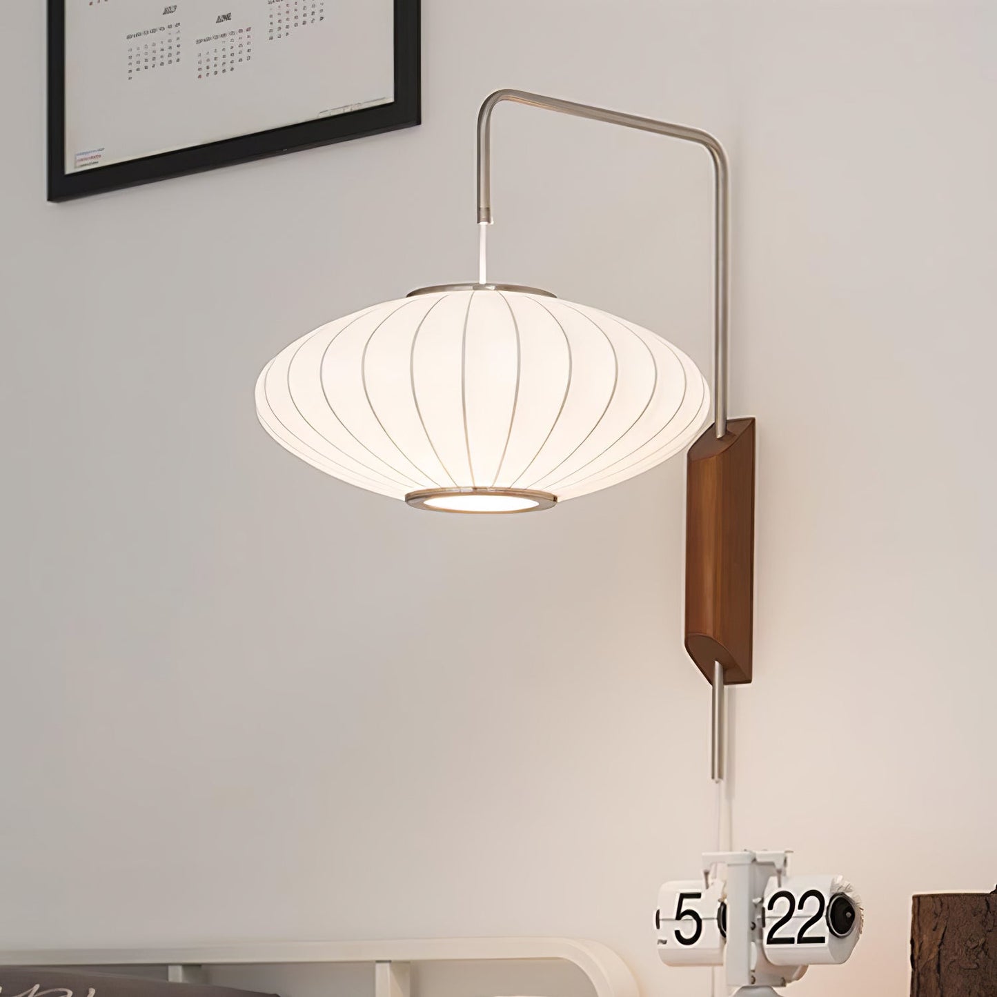 Vägglampa Nelson – Elegant modern design från 1950-talet med valnötsträ och metall