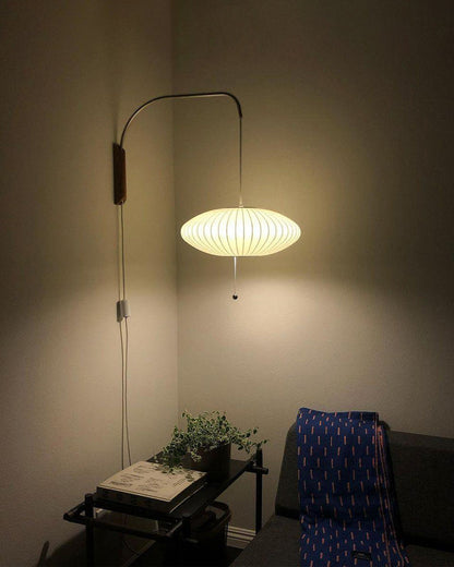 Vägglampa Nelson – Elegant modern design från 1950-talet med valnötsträ och metall
