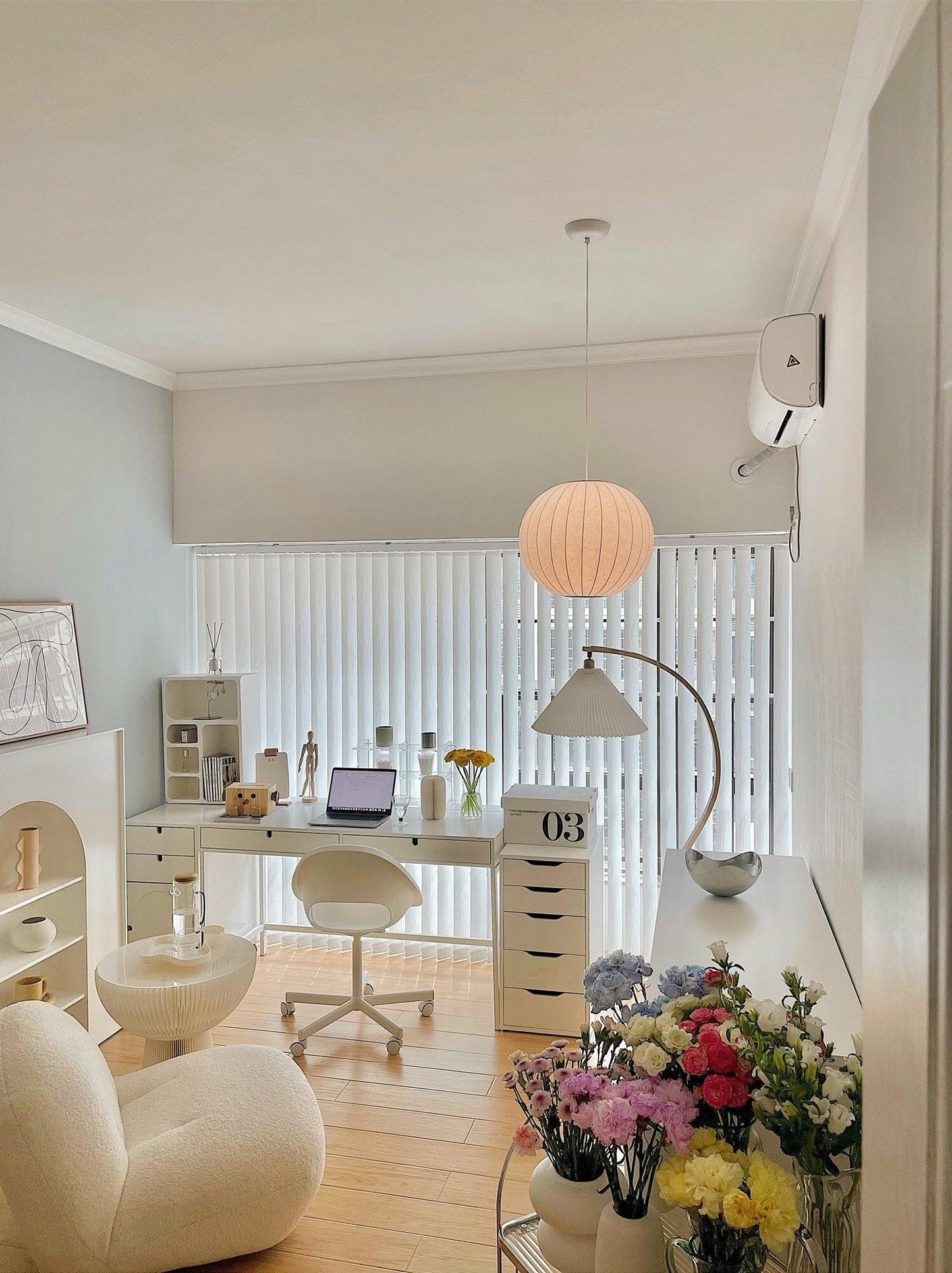 Nordische Chic Hangstoel – Elegant Hout- en Stalen Ontwerp Perfect voor Verfijnde Ruimtes