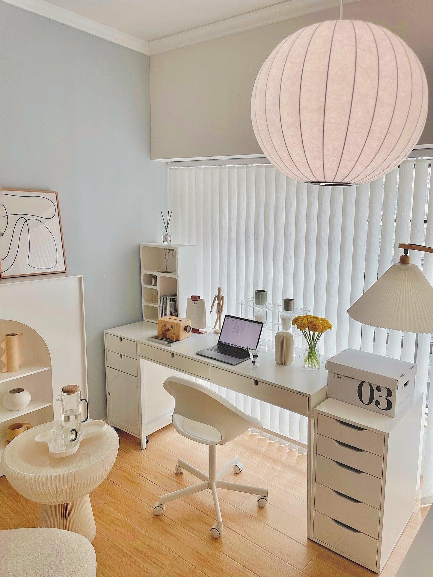 Nordische Chic Hangstoel – Elegant Hout- en Stalen Ontwerp Perfect voor Verfijnde Ruimtes