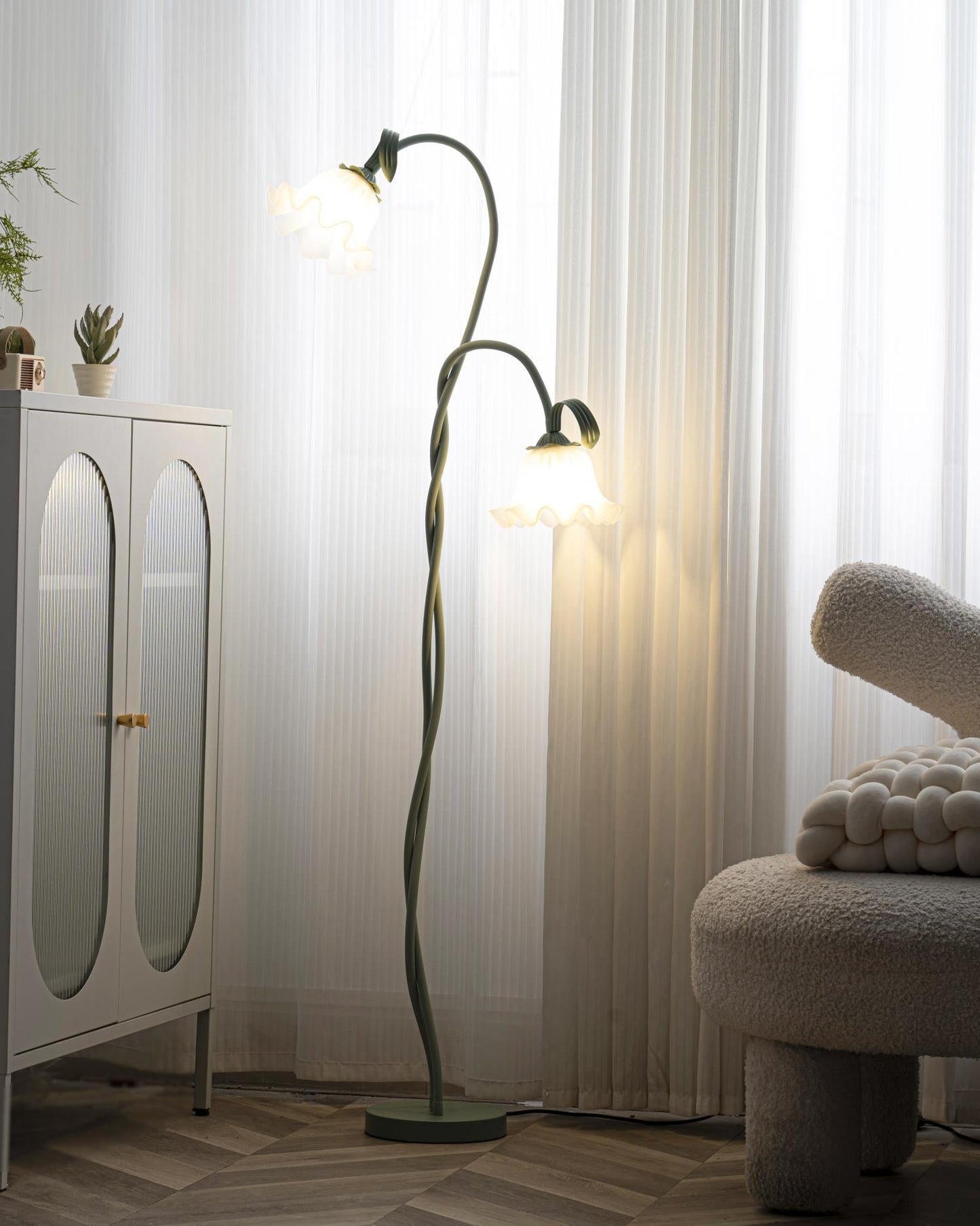 Elegant golvlampa Callablommor – En touch av sofistikering för ditt utrymme