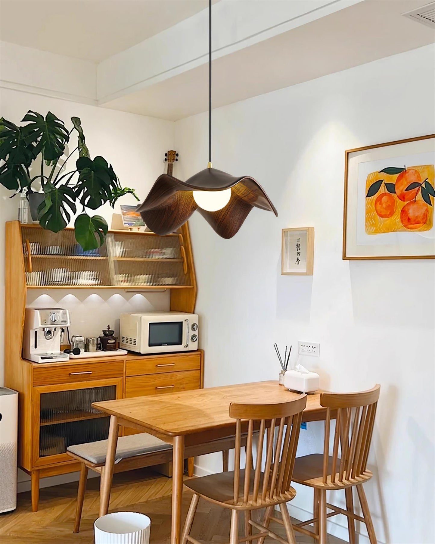 Suspension Casia inspirée du lotus – Un mélange éblouissant de métal et de résine