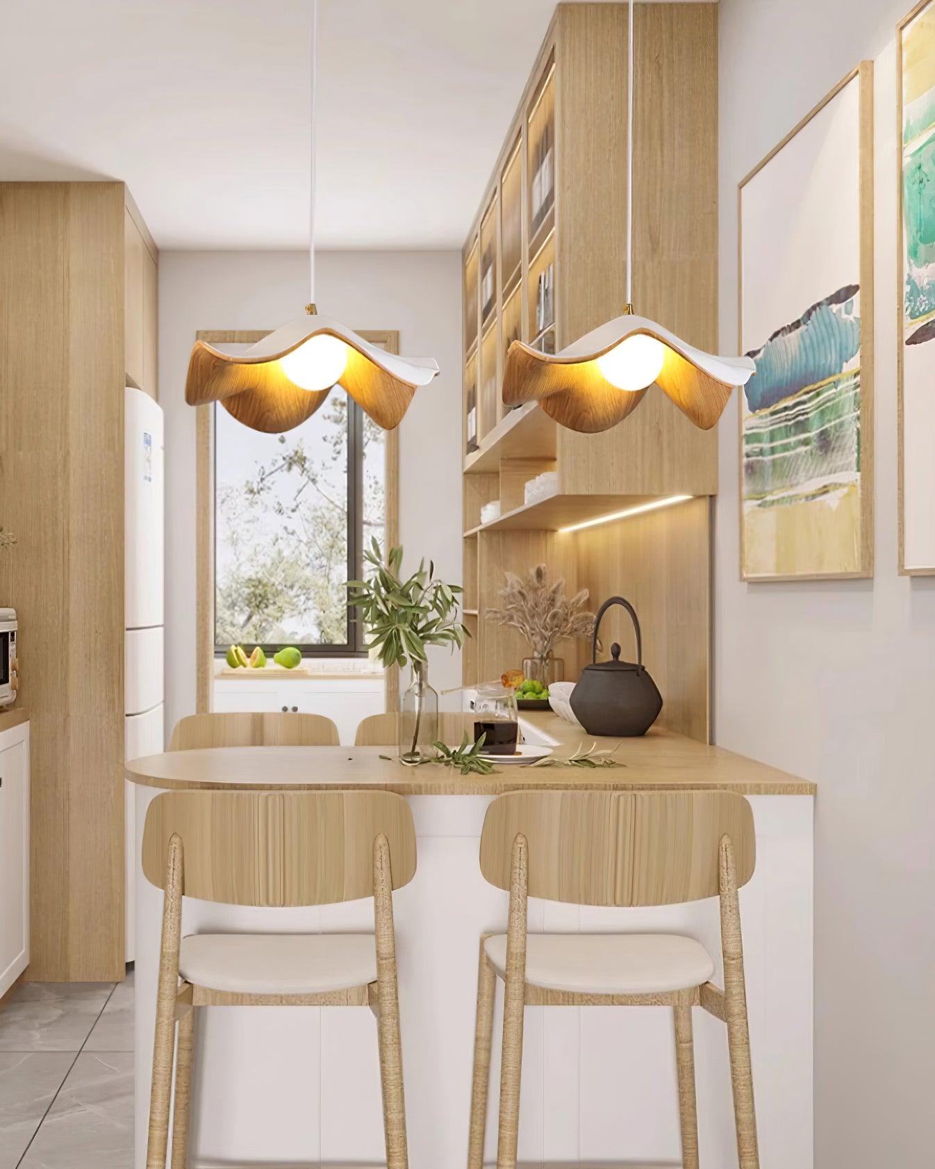 Suspension Casia inspirée du lotus – Un mélange éblouissant de métal et de résine