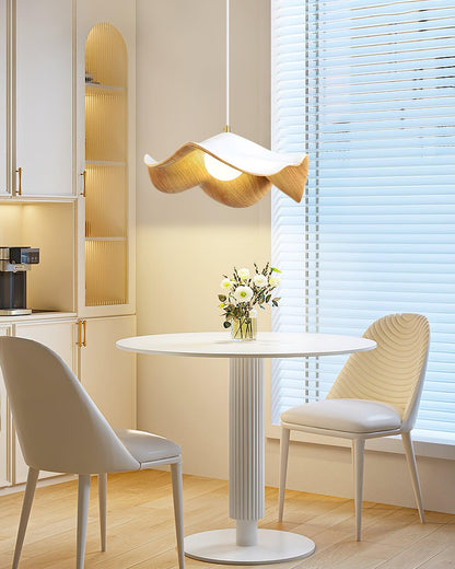 Suspension Casia inspirée du lotus – Un mélange éblouissant de métal et de résine