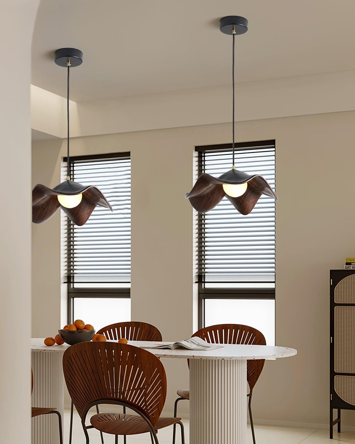 Suspension Casia inspirée du lotus – Un mélange éblouissant de métal et de résine