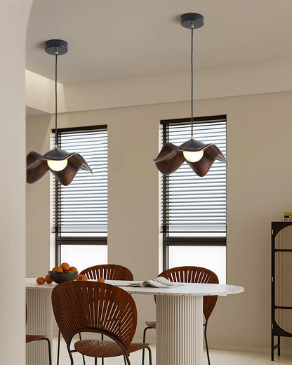 Suspension Casia inspirée du lotus – Un mélange éblouissant de métal et de résine