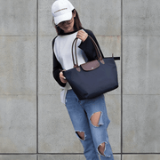 Elegant Oxford shoulder bag – With refined faux leather details