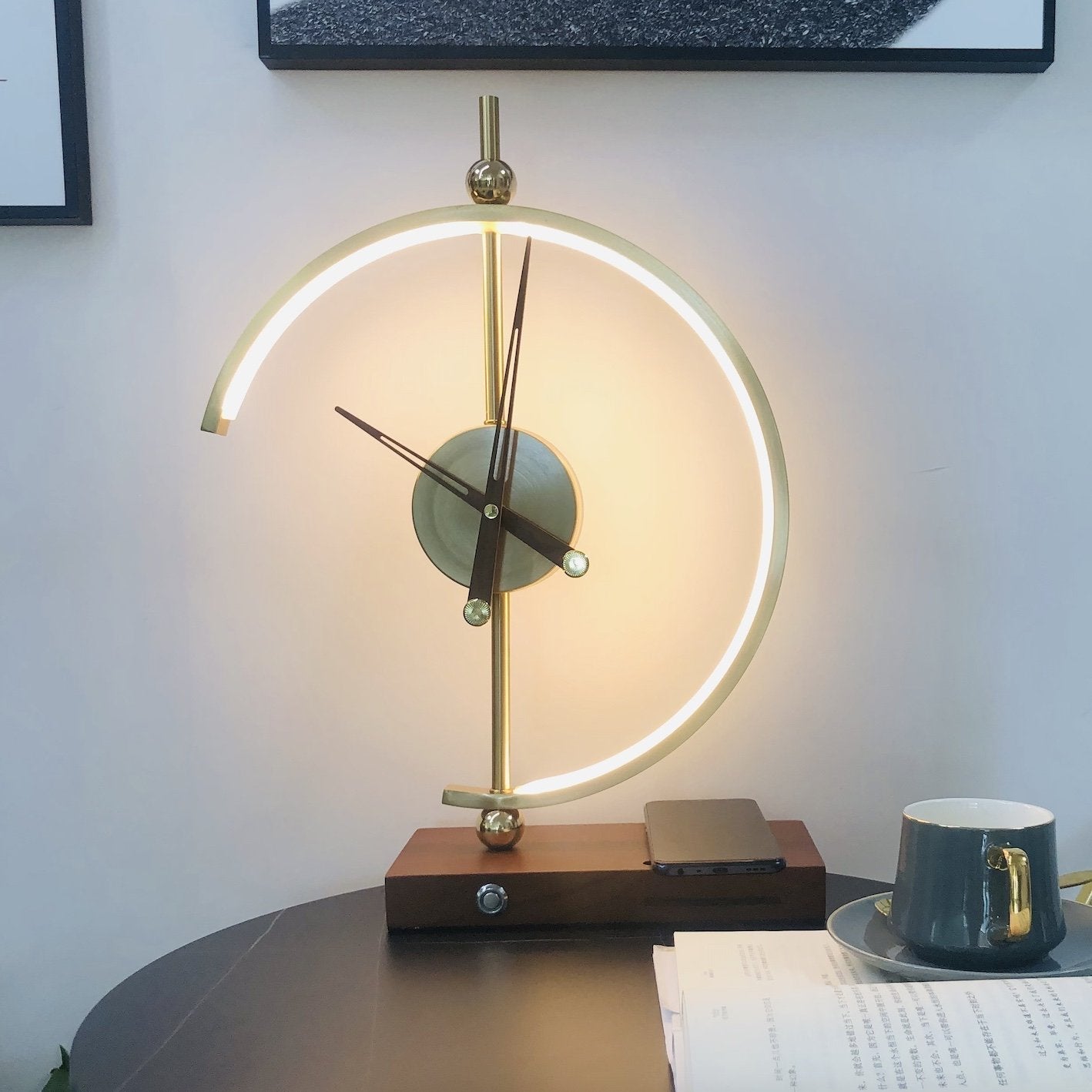 Lampe Horloge Moderne Élégante avec Chargeur Sans Fil - Esthétique Bois et Métal pour un Style de Vie Contemporain
