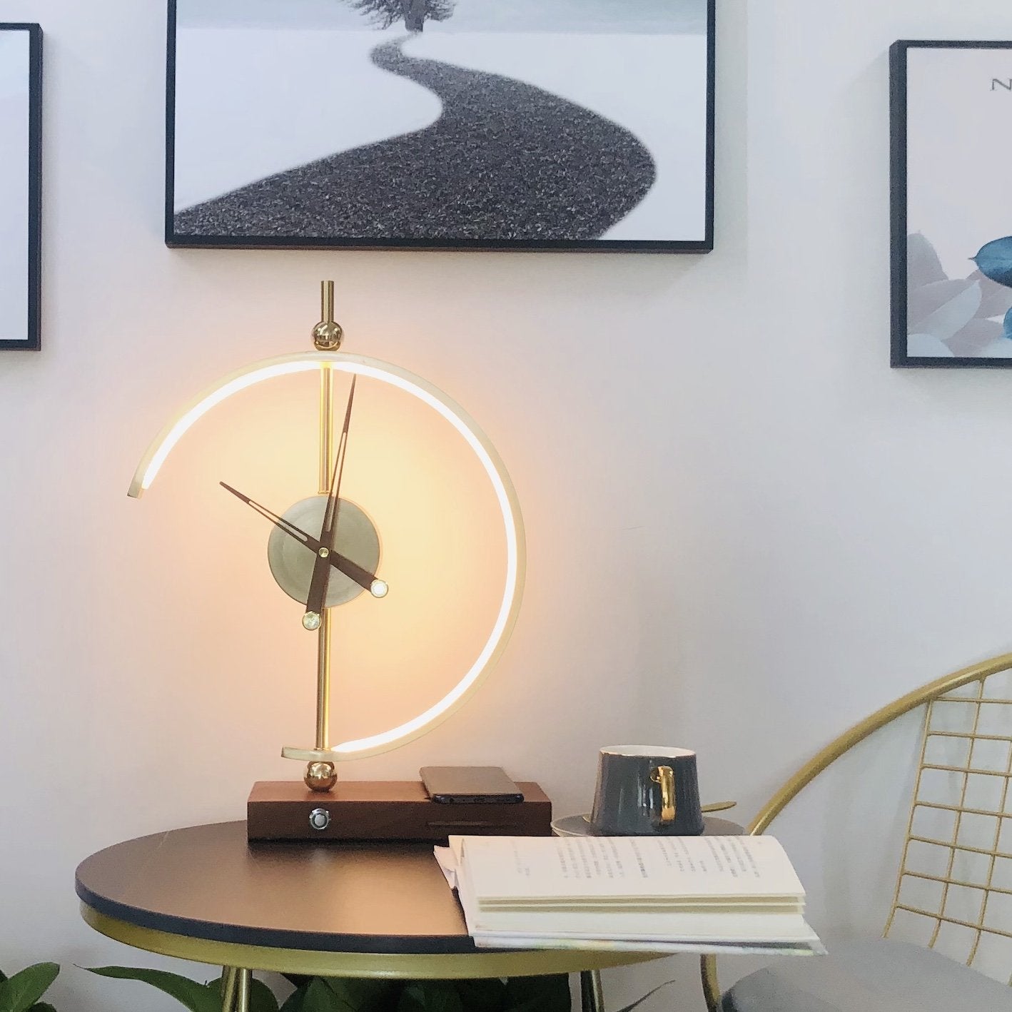Lampe Horloge Moderne Élégante avec Chargeur Sans Fil - Esthétique Bois et Métal pour un Style de Vie Contemporain