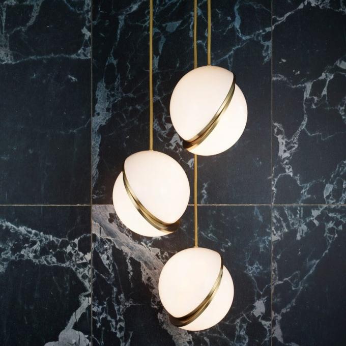 Lustre LED i form av en månskära – Samtida chic i akryl och mässingsfinish