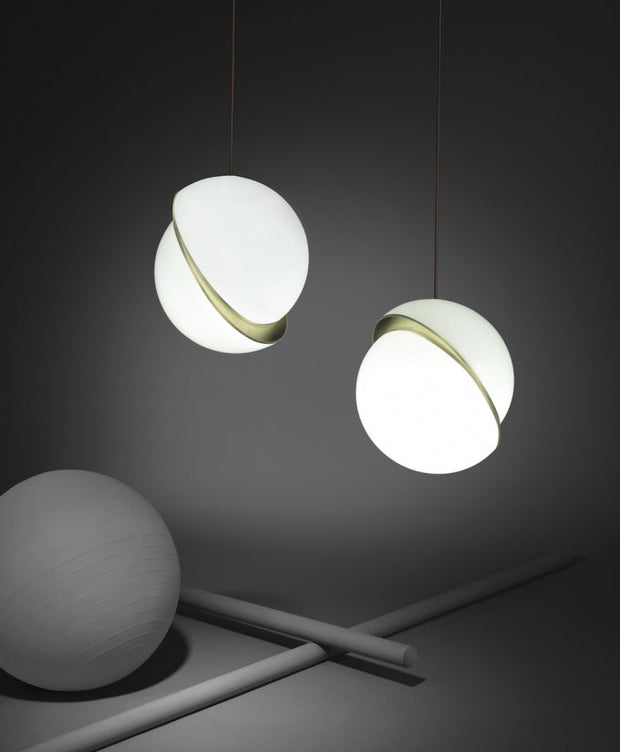 Crescent moon-shaped LED chandelier – Contemporary chic in acrylic and brass finish
