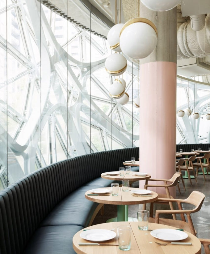 Lustre LED i form av en månskära – Samtida chic i akryl och mässingsfinish