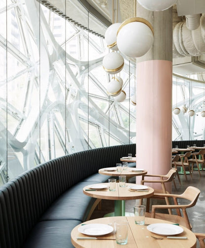 Lustre LED i form av en månskära – Samtida chic i akryl och mässingsfinish